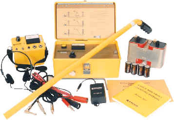 RYCOM 8831 是一種美國制造的精密、堅固、可靠的便攜式儀器。它的設計經得起多年的大量現場使用。 
8831 可通過 815Hz 的低頻率發(fā)射 3W 的高功率。低頻下的高輸出信號可使跟蹤距離達到最大并將擁擠區(qū)域中的信號輻射和耦合降到最低。