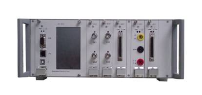 系統(tǒng)主要用于“測控技術與儀器”和“虛擬儀器技術”等系列課程的實驗教學。系統(tǒng)采用機箱式+板卡式設計，可實現(xiàn)虛擬示波器、虛擬信號發(fā)生器、虛擬頻率計、虛擬計數(shù)器、虛擬邏輯分析儀、虛擬任意波形發(fā)生器、虛擬可調電源和虛擬萬用表等功能。