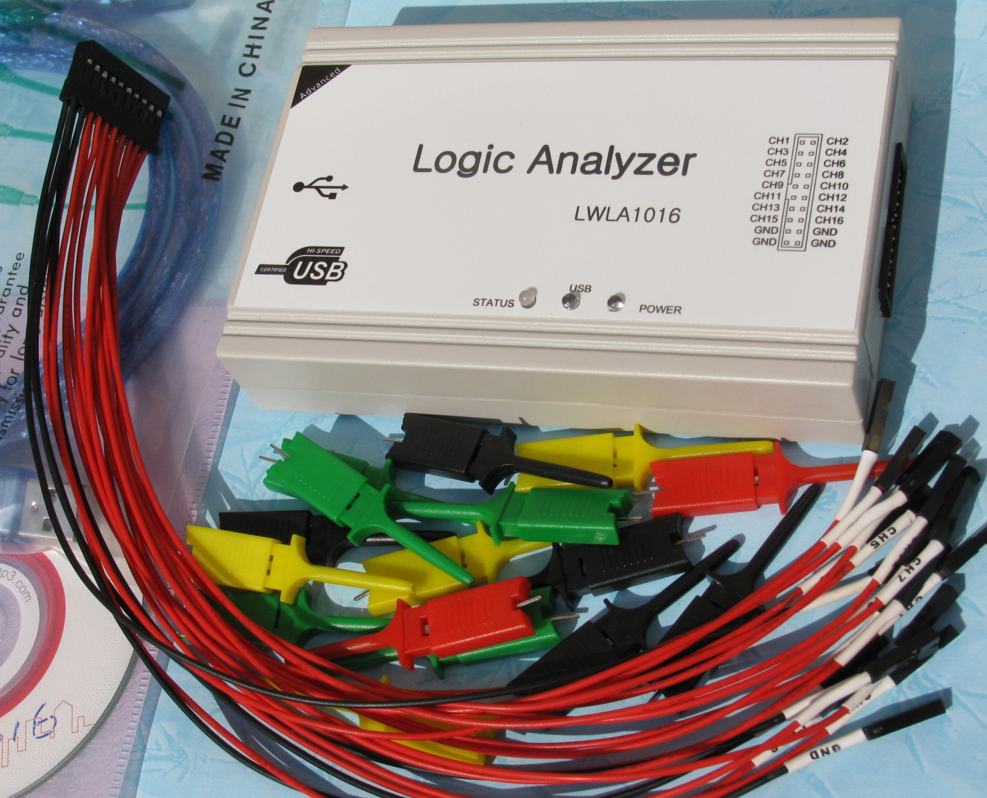 支持SPI ,UART,I2C,PWM協(xié)議,采樣率：100MHz,8通道時：250MHz，512k存儲， 總線分析儀 +協(xié)議分析儀+頻率計(jì)+邏輯筆，USB口取電。壓縮存儲。
