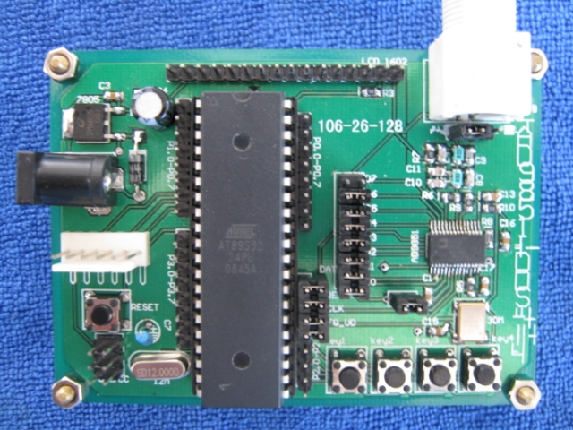 AD-9851采用了先進DDS直接頻率合成技術，可以產(chǎn)生頻譜純凈、頻率和相位都可 編程控制且穩(wěn)定性很好的正弦波。相對于AD9850內部增加了6倍頻器，參考時鐘只需30MHZ便可以得到180MHZ的系統(tǒng)時鐘