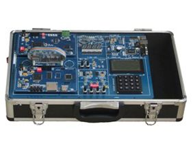   本公司設(shè)計(jì)生產(chǎn)的DSP開(kāi)發(fā)平臺(tái)，采用核心開(kāi)發(fā)板＋I(xiàn)O擴(kuò)展底板＋高級(jí)外設(shè)擴(kuò)展板的邏輯架構(gòu)。以TI公司的TMS320VC 5509A 和TMS 320F 2812兩種DSP芯片為中心，附加開(kāi)發(fā)了多個(gè)功能模塊，可以使實(shí)驗(yàn)者方便有效地完成各種常用的DSP開(kāi)發(fā)實(shí)驗(yàn)