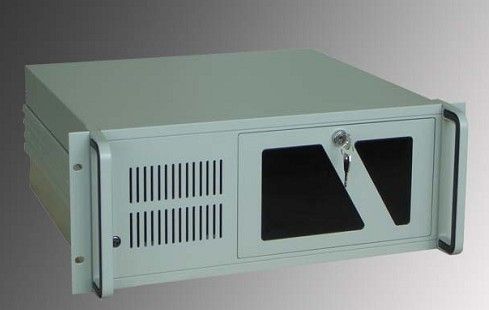 箱體材料：采用重型鋼板1.22mm高強(qiáng)度無(wú)花鍍鋁鋅鋼板，面板采用全鋁型材壓制。驅(qū)動(dòng)空間：3個(gè)5.25寸磁盤驅(qū)動(dòng)器位、1個(gè)3.5磁盤驅(qū)動(dòng)器位
散熱設(shè)備：標(biāo)配1個(gè)12CM高效率風(fēng)扇；適用主板：普通PC大小主板、工業(yè)主板和服務(wù)器主板；適用電源：標(biāo)準(zhǔn)工業(yè)電源和服務(wù)器電源
 
