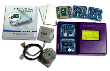 汽車(chē)通訊網(wǎng)路訓(xùn)練系統(tǒng)主要使用車(chē)用電子網(wǎng)絡(luò)CAN Bus與LIN Bus達(dá)成各個(gè)不同功能節(jié)點(diǎn)之訊息通訊，另有PC端軟件可進(jìn)行CAN Bus Baud Rate調(diào)整、訊息監(jiān)控和模塊控制。
